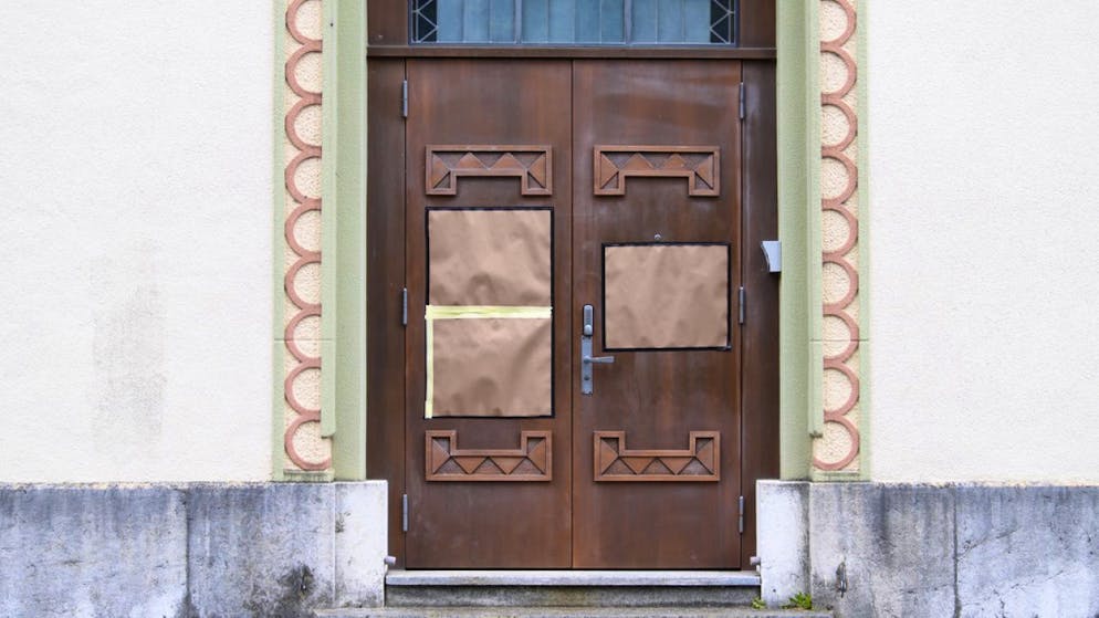 Antisemitische Symbole und Slogans an den Türen der Bieler Synagoge wurden im Mai 2021 mit Papier überklebt. (Archivbild)