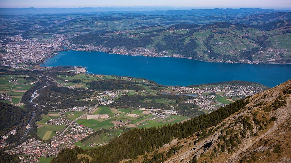 Am Himmel über Thun (links im Bild) ist 2021 ein Helikopter zwei Kampfjets gefährlich nahegekommen. 