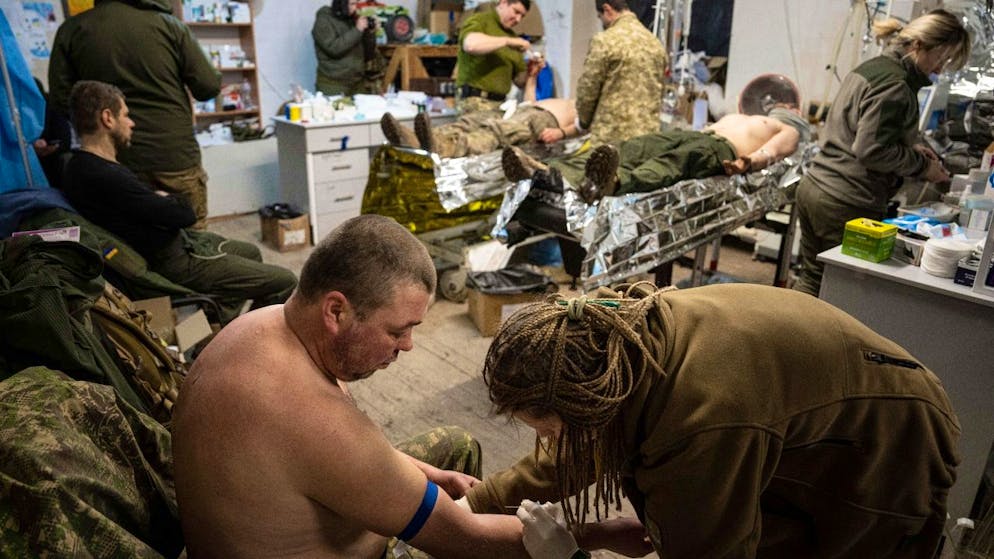 dpatopbilder - Ein ukrainischer Militärsanitäter behandelt in einem Feldlazarett nahe Bachmut einen verwundeten Kameraden. Foto: Evgeniy Maloletka/AP/dpa