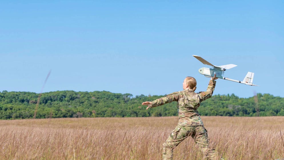 Solche kleinen Aufklärungsdrohnen sollen selbständig erkennen und entscheiden, ob eine avisierte Person .
