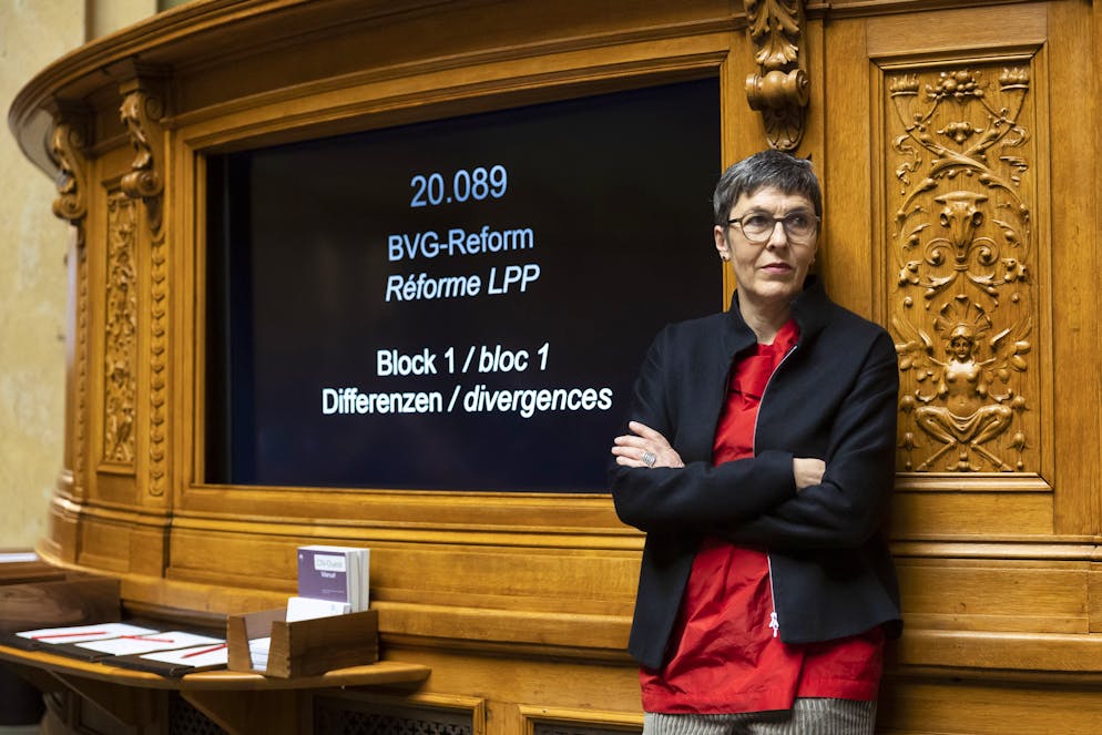 SP-Bundesrätin Barbara Gysi verfolgt die Debatte um die BVG-Reform in Bern. 
