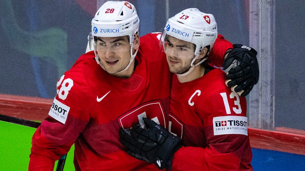 Solche Bilder gibt es in Zukunft öfters: Seit Montag sind Timo Meier (links) und Nico Hischier (rechts) Teamkollegen bei den New Jersey Devils.
