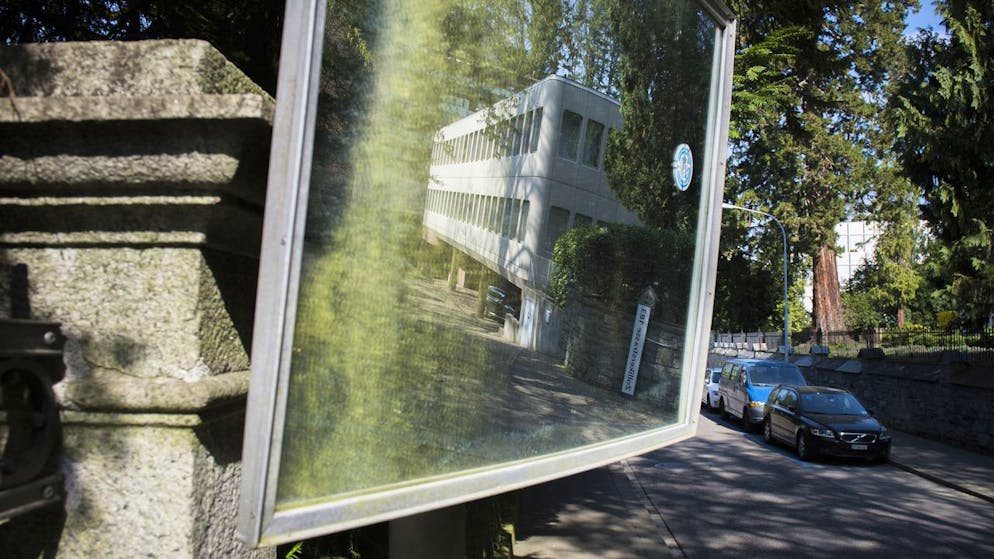 Die Gazprombank in der Zollikerstrasse in Zürich zeigt sich leicht bemoost im Strassenspiegel: Die Bank hat ihre Geschäftstätigkeit mittlerweile eingestellt. (Archiv) 