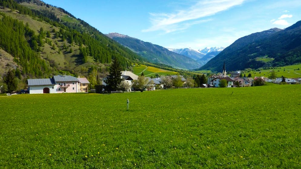 Das Ortsbild von Sta. Maria im Bündner Münstertal würde durch die geplanten Umfahrungen schwer beeinträchtigt, finden zwei nationale Kommissionen.