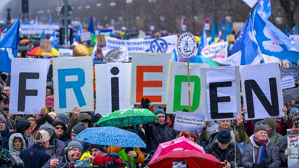 Weltweit fordern Menschen den Frieden in der Ukraine. Für den Kreml haben solche Verhandlungen im Moment aber keine Priorität. Foto: Monika Skolimowska/dpa