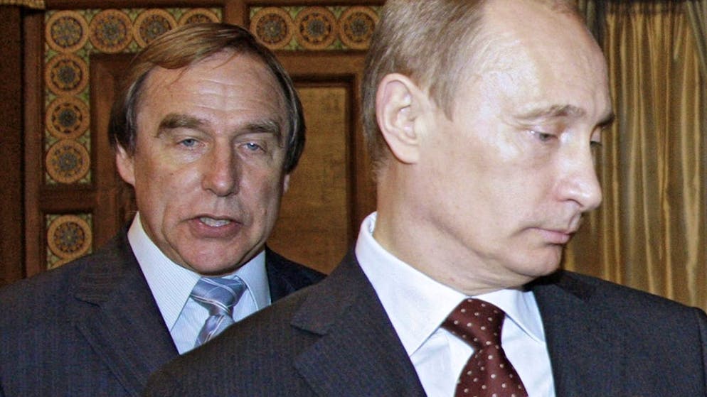 Kennen sich seit langer Zeit: der russische Cellist und Dirigent Sergey Roldugin (l.) und Kremlchef Wladimir Putin (r.) während eines Besuch im Petersburger House of Music im Jahr 2009. 