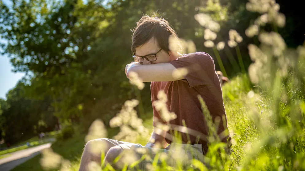 Jetzt fliegen die Pollen wieder. Warum deine Eltern eine Rolle spielen, ob du Heuschnupfen hast oder nicht