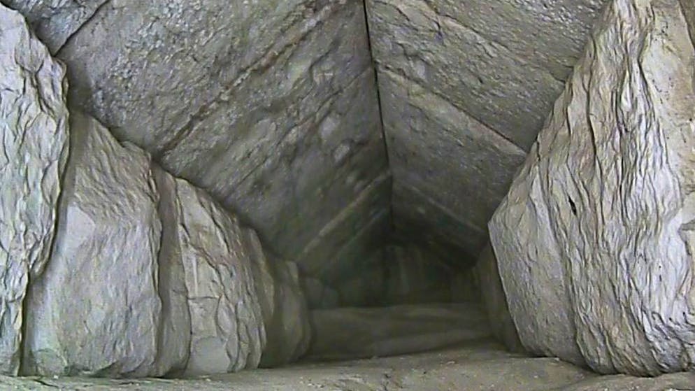 Blick in die unbekannte Kammer in der Cheops-Pyramide.