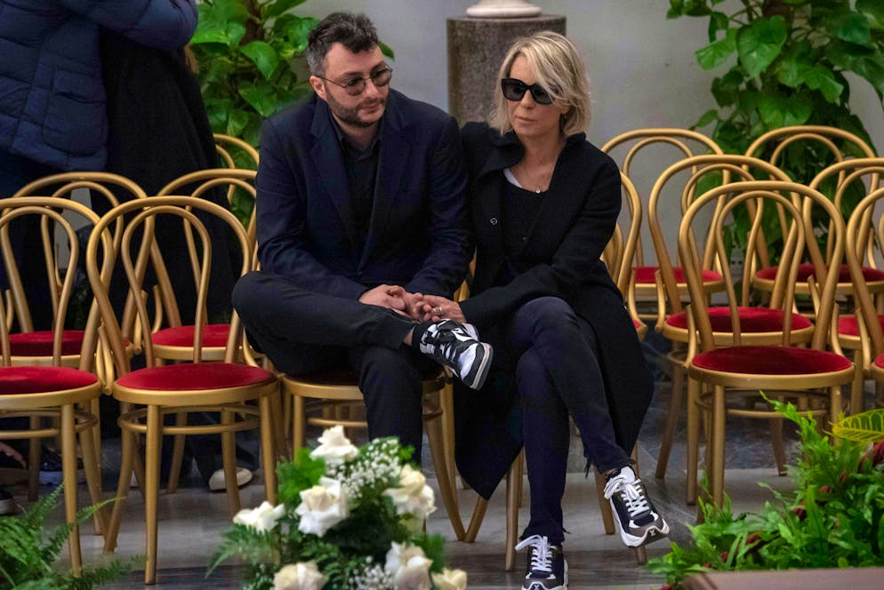 Nella foto il figlio Gabriele Costanzo e Maria de Filippi al funerale del marito Maurizio Costanzo (foto d'archivio).