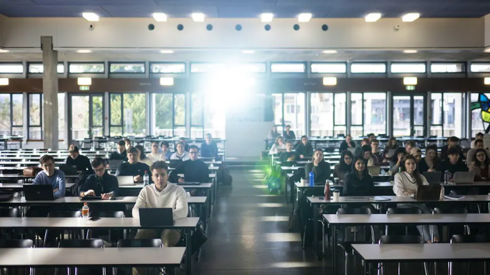 La quota di persone con formazione terziaria in Svizzera si situa al di sopra della media dei paesi dell'Organizzazione per la cooperazione e lo sviluppo economico (OCSE).