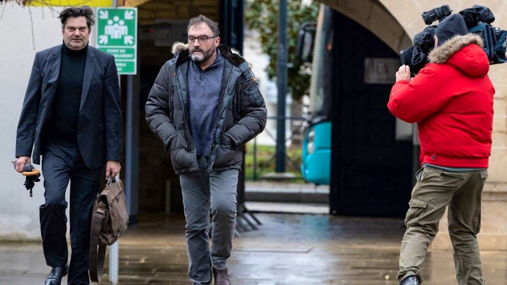 Frédéric Péchier (au centre), un anesthésiste déjà mis en examen pour 24 empoisonnements de patients, devra répondre de deux nouveaux cas présumés. Il est arrivé mercredi au tribunal à Besançon en compagnie de son avocat.