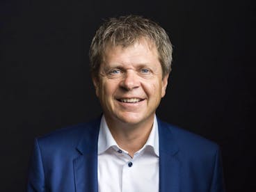 Juerg Grossen, party president of the Green Liberal Party of Switzerland and the Green Libaral Party's national councillor, poses for a photograph against a background in the dominant colour of the party in Bern, Switzerland, on July 1, 2019. (KEYSTONE/Gaetan Bally)

Juerg Grossen, Parteipraesident der Gruenliberalen Partei und GLP-Nationalrat, portraitiert vor einem Hintergrund in der dominierenden Parteifarbe der GLP am 1. Juli 2019 in Bern. (KEYSTONE/Gaetan Bally)