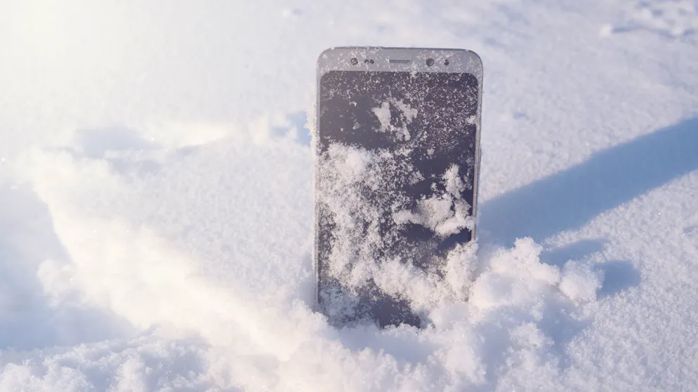 Smartphone im Winter. Handy vor Kälte und Nässe schützen