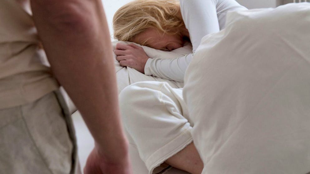 Oft geht einem Femizid kontrollierendes Verhalten voraus.