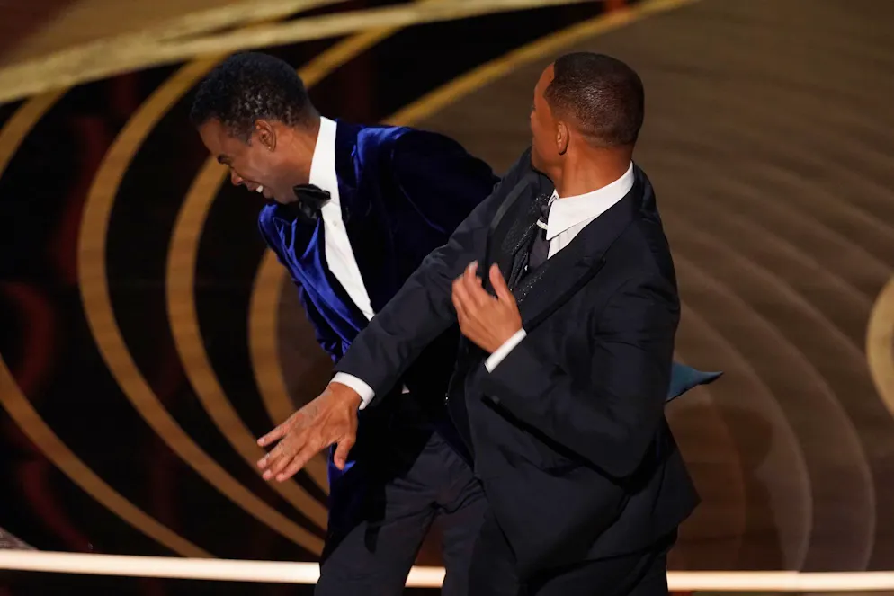 Flitzer, Fehler und Familienstreits: kuriose Fakten zur Oscar-Verleihung. Ein Moment, der um die Welt ging: Nachdem Chris Rock bei den Oscars 2022 einen Witz über Jada Pinkett Smith machte, stürmte Will Smith auf die Bühne und verpasste ihm eine Ohrfeige. Wenig später gewann Smith zwar den Oscar als bester Hauptdarsteller für «King Richard». Danach entschuldigte er sich öffentlich, trat aus der Academy aus und erhielt ein zehnjähriges Hausverbot bei der Oscar-Verleihung.