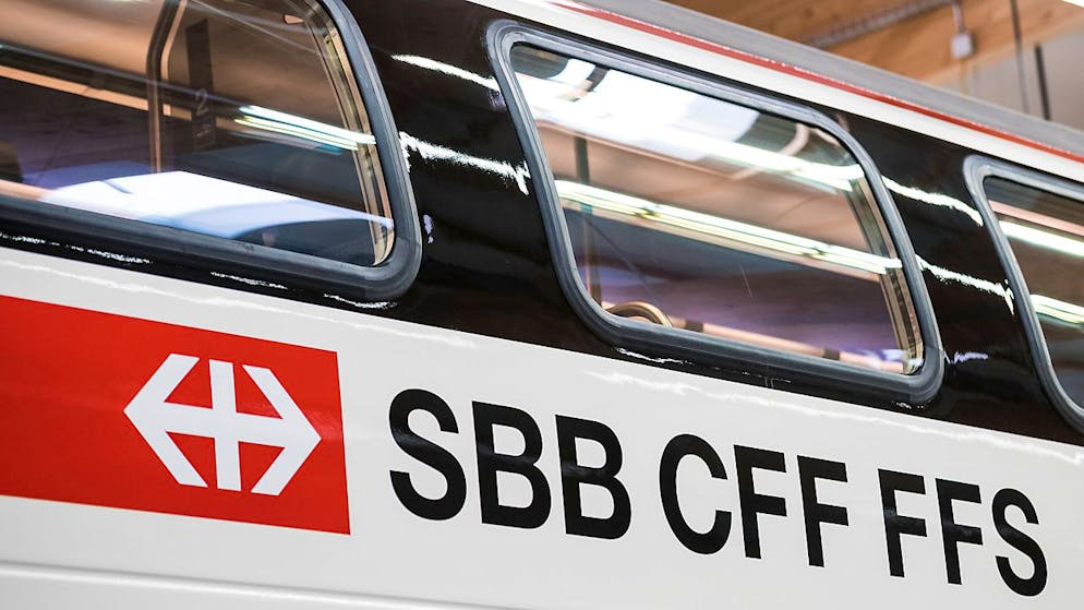 Sols jonchés de détritus. Des images d'un train après le passage de supporters genevois font le buzz