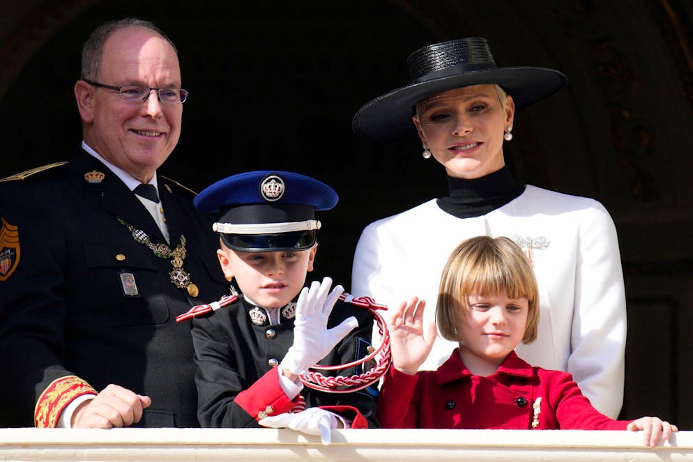 Charlène und Albert II.: Palast muss sich zu Scheidungsgerüchten äussern. Traditionell erscheint Fürst Albert II. mit seiner Familie an seinem Geburtstag auf dem Balkon des Fürstenpalasts, so wie hier am monegassischen Nationalfeiertag im Jahr 2022.  