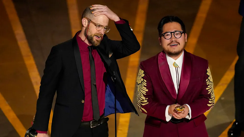 Die besten Filme des Jahres: So kannst du die Oscar-Kracher schauen. Der Regie-Oscar geht an Daniel Scheinert (l) und Daniel Kwan. Ausserdem holen sie sich für «Everything Everywhere All at Once» den Preis für das beste Drehbuch – und für den Film des Jahres.