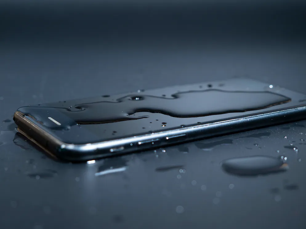 Wassertropfen machen den meisten modernen Smartphones keine Probleme.