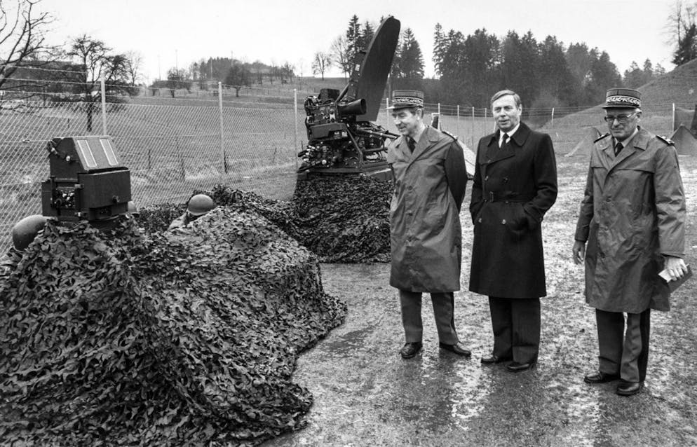 Il comandante del corpo Ernst Wyler, il capo degli armamenti Felix Wittlin e il generale Walter Dürig (da sinistra) sono felici della consegna del sistema antiaereo Rapier alla base militare di Emmen il 10 aprile 1986.