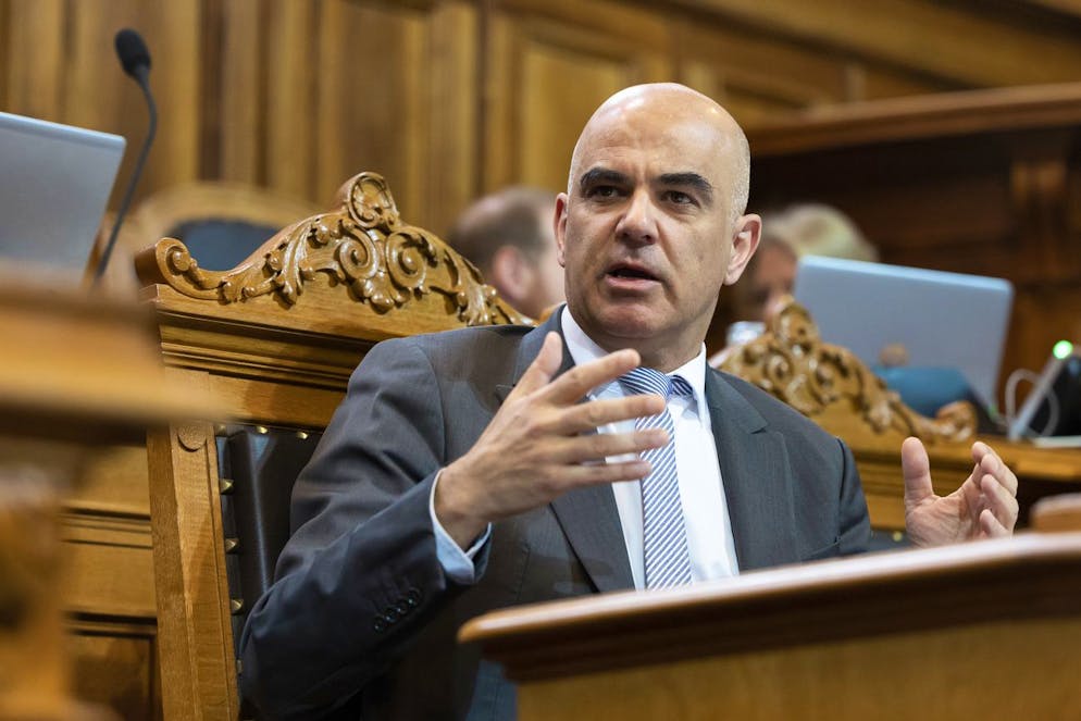Alain Berset è finito nei guai con le sue recenti dichiarazioni: qui mentre parla durante la sessione primaverile dell'Assemblea federale del 2023.