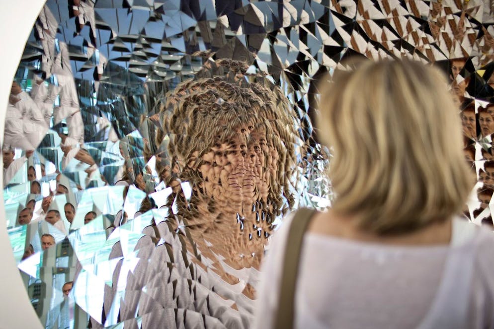 L'œuvre d'Anish Kapoor "Untitled" de 2009 sur le stand de la Lisson Gallery de Londres, photographiée le 12 juin 2009 à l'Art Basel à Bâle, en Suisse. (image d'illustration)