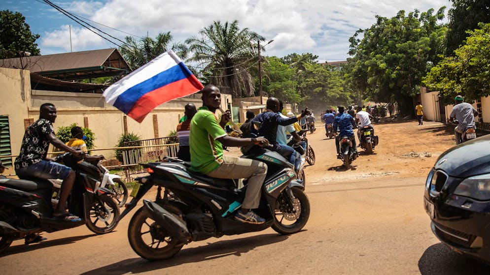 Ein Mann schwenkt im Oktober 2022 in Ouagadougou in Burkina Faso die russische Flagge.