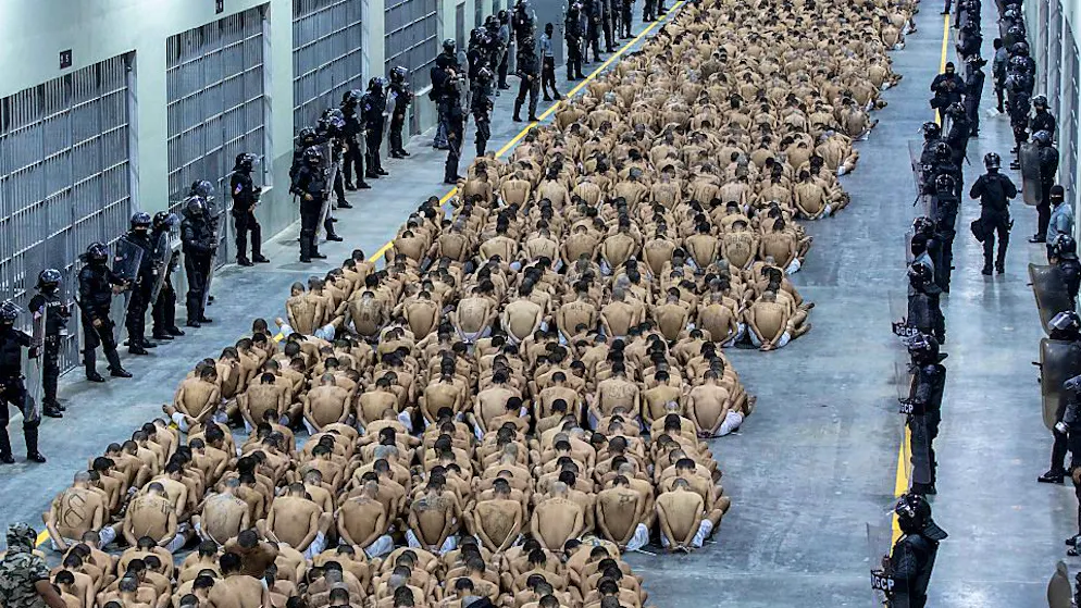 Trump schiebt Verurteilte ab. Kein Besteck und nur Ketten – so hart ist das Mega-Gefängnis in El Salvador