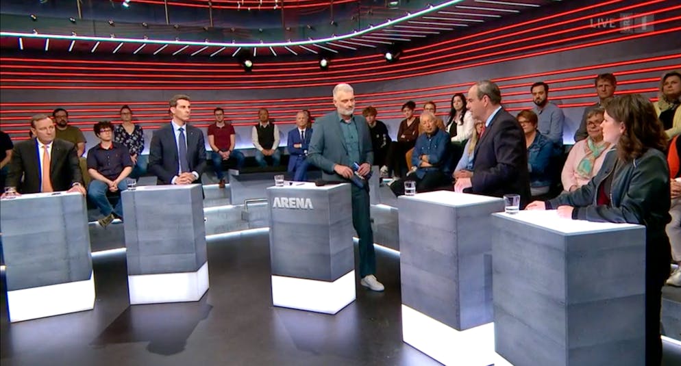 SRF-«Arena» widmet sich dem Ende der Credit Suisse. Die SRF-«Arena» widmete dem Ende der Credit Suisse eine Spezialsendung. Moderator Sandro Brotz (Mitte) unterhielt sich am Sonntagabend mit Vertreter*innen der Parteien.