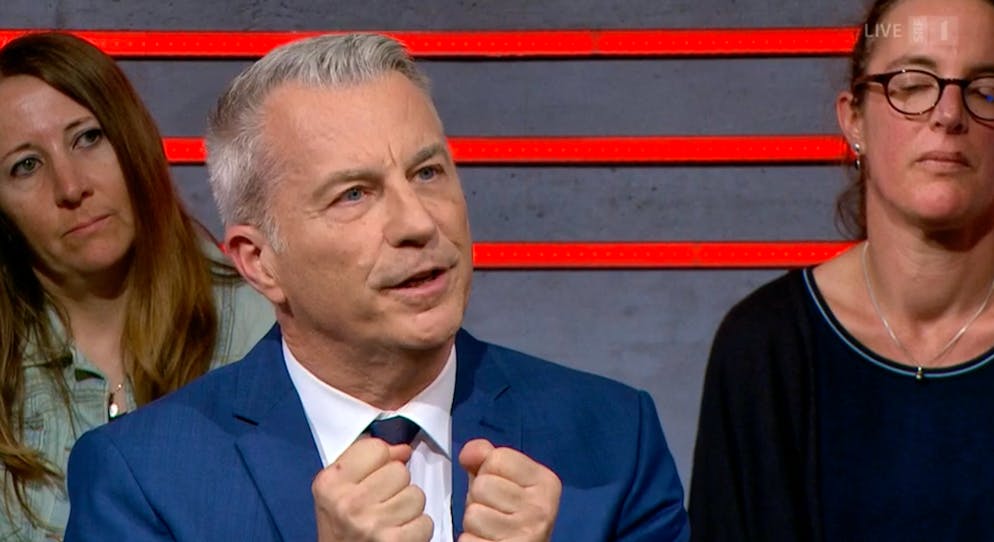 SRF-«Arena» widmet sich dem Ende der Credit Suisse. Ebenfall mit dabei: SRF-Wirtschaftsredaktor Reto Lipp, der Moderator Sandro Brotz mit ökonomischer Expertise zur Seite stand.
