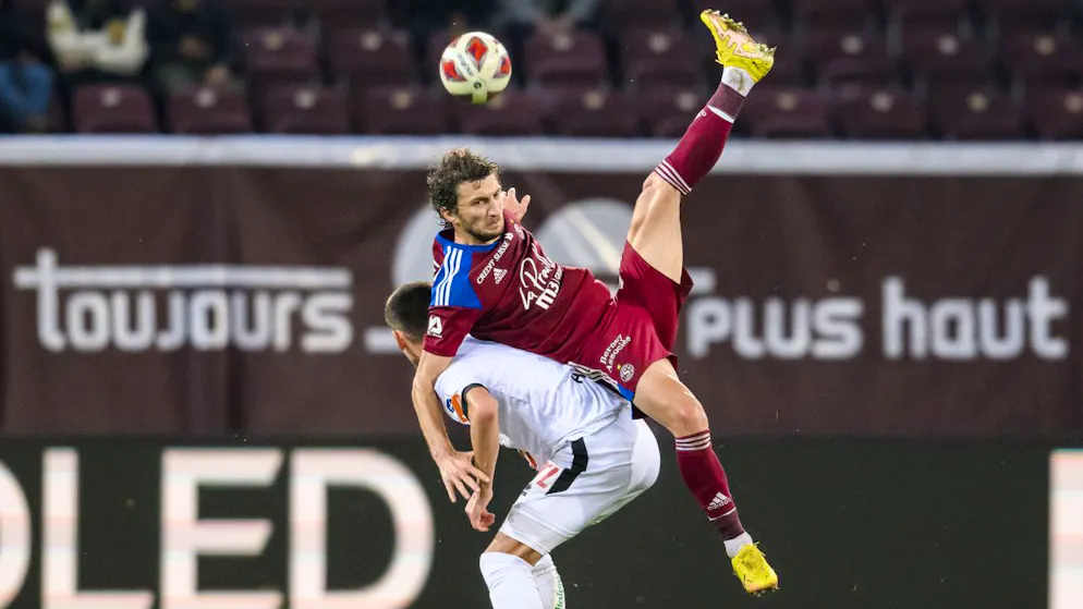 Nach Bratislava ist vor YB - Gallery. Luganos Albian Hajdari nimmt den Servettien Miroslav Stevanovic hops - die Tessiner könnten die Genfer am Sonntag überholen