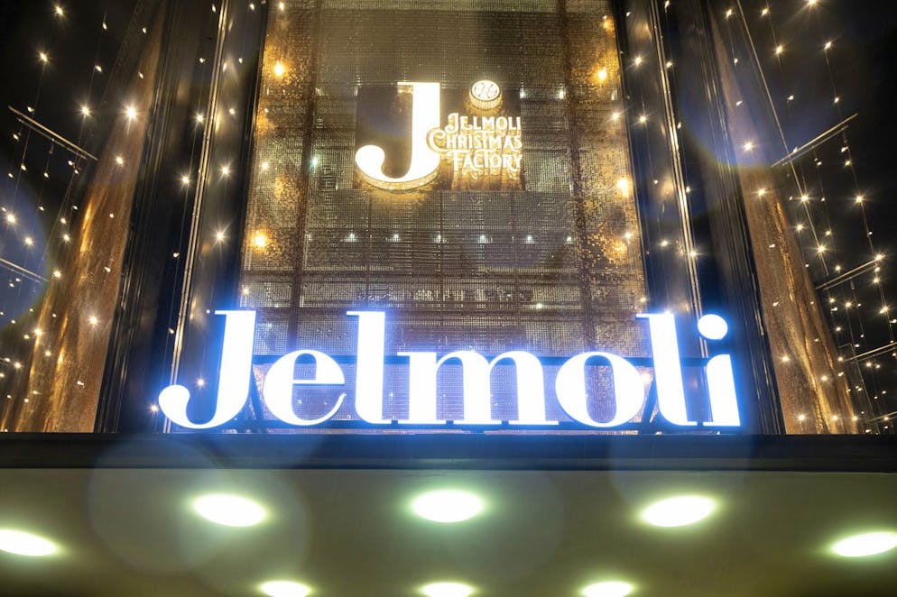 Weihnachtslichter schmuecken und beleuchten das Kaufhaus Jelmoli, fotografiert am Mittwoch, 8. Dezember 2021 in Zuerich. (KEYSTONE/Gaetan Bally)
