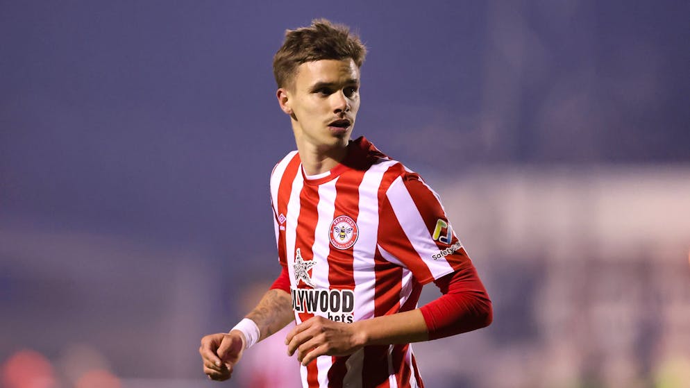 Papa David ergreift die Flucht. Gegnerische Fussball-Fans verhöhnen Romeo Beckham