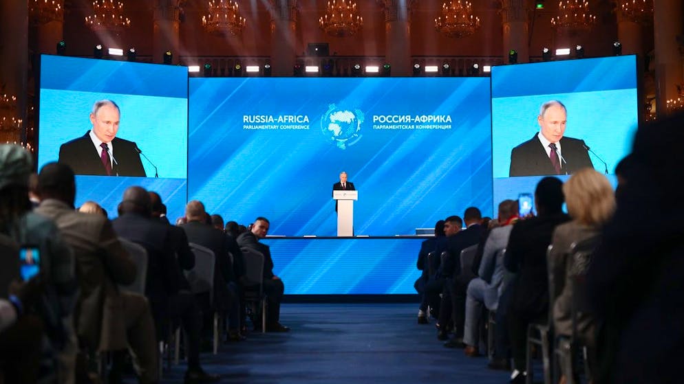 Russlands Präsident Wladimir Putin spricht am 20. März 2023 in Moskau auf der 2. Russland-Afrika-Konferenz.