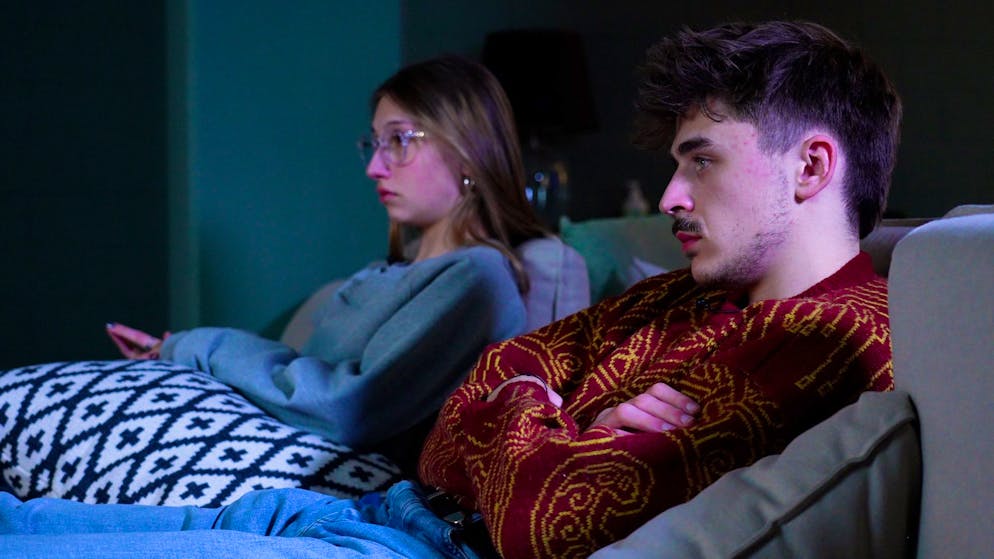 Junge schauen «Pulp Fiction». «Der Sexismus und Rassismus sind schon krass»