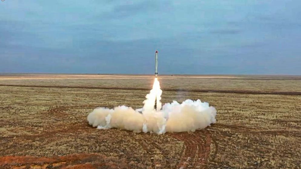 Das vom russischen Verteidigungsministeriums zur Verfügung gestellte Videostandbild zeigt eine russische Iskander-K-Rakete, die während einer Militärübung auf einem Truppenübungsplatz in Russland abgeschossen wird. Russlands Präsident Putin hat die Stationierung taktischer Atomwaffen in der ehemaligen Sowjetrepublik Belarus angekündigt.