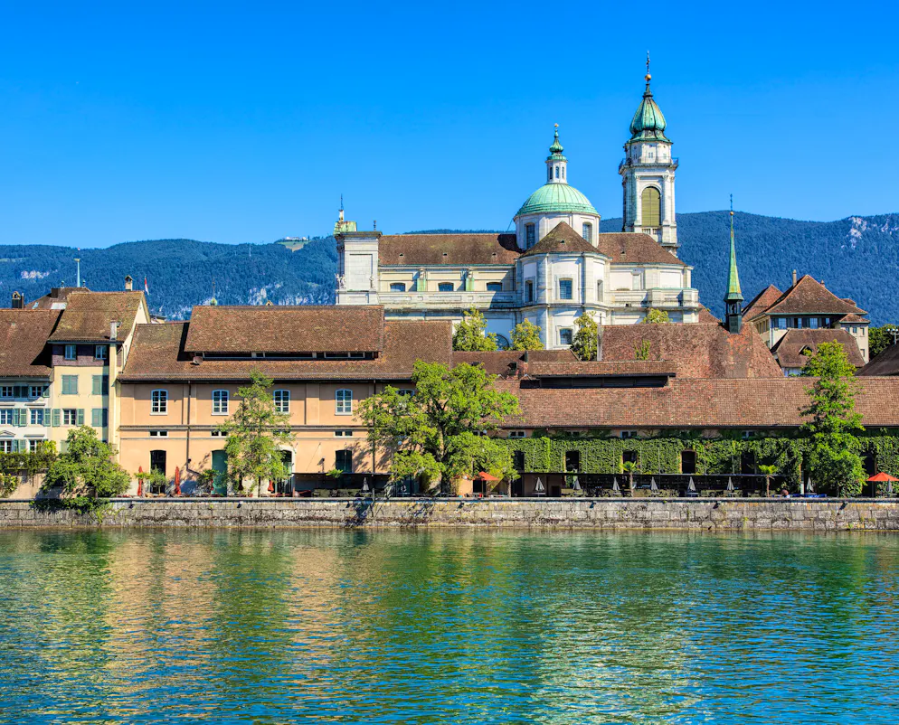 Das sind die kriminellsten Städte der Schweiz 2022. Solothurn belegt den unrühmlichen ersten Platz als kriminellste Stadt der Schweiz, gemessen an der Anzahl Straftaten pro 1000 Einwohner*innen. Hier wurden 2022 besonders viele Vermögensdelikte begangen. 