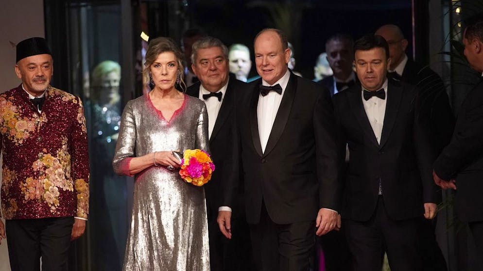 Fürstin ohne Ehering. Fürst Albert feiert am Rosenball ohne Charlène