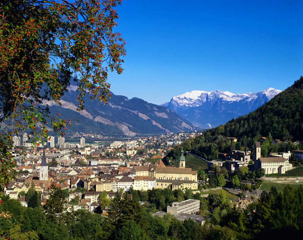 Das sind die kriminellsten Städte der Schweiz 2022. Der 5. Platz geht an den Bündner Bezirk Plessur, zu dem die Stadt Chur und die Gemeinden Arosa, Churwalden, Haldenstein, Maladers und Tschiertschen-Praden gehören. 