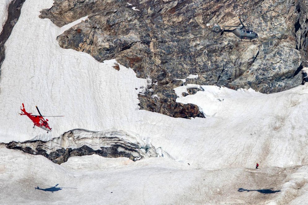 Ein Helikopter der Schweizer Rettungsflugwacht REGA sucht nach dem vermissten F/A-18 Piloten neben Wrackteilen des Militaerflugzeugs ueber dem Chelengletscher oestlich des Hinter Tierberg in Goeschenen am Mittwoch, 31. August 2016. 