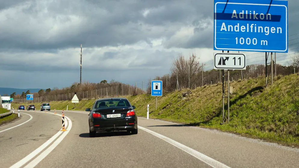 Der Bund muss über die Bücher: Das Bundesverwaltungsgericht hat entschieden, dass beim Bau der neuen Autobahn durchs Zürcher Weinland eine Lärmschutzwand geprüft werden soll. (Archivbild)
