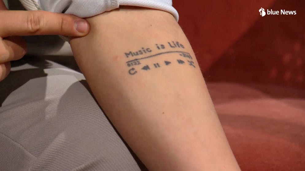 Schweizer ESC-Hoffnung. Remo Forrer zeigt sein Spotify-Tattoo