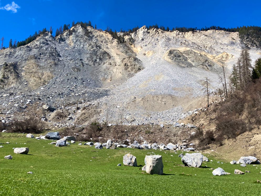 Oberhalb der Bündner Gemeinde Brienz löst sich Gestein. Für die Bevölkerung könnte dies gefährlich werden.