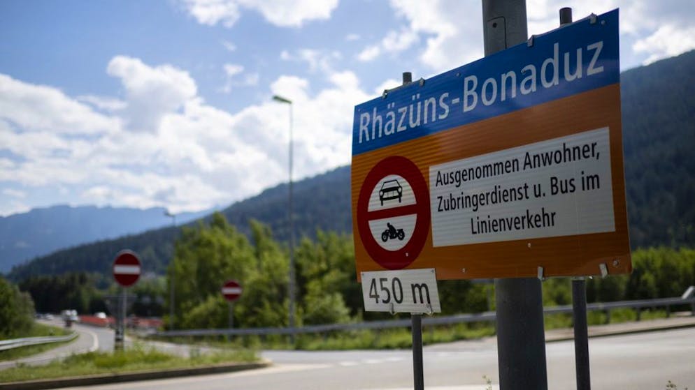 Geplagte Transit-Routen. Strassendörfer schotten sich gegen Ausweichverkehr ab