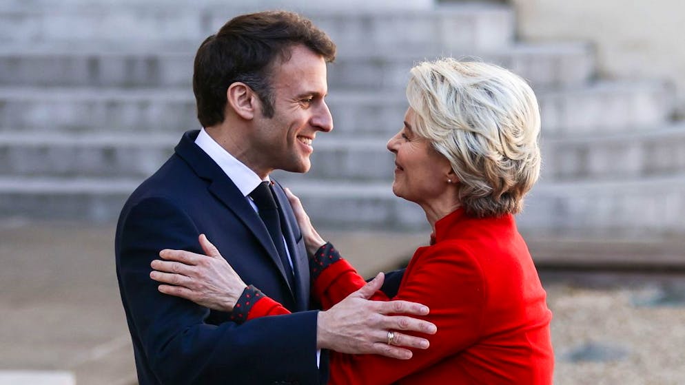 Emmanuel Macron et Ursula von der Leyen lundi à Paris,  juste avant leur départ pour la Chine