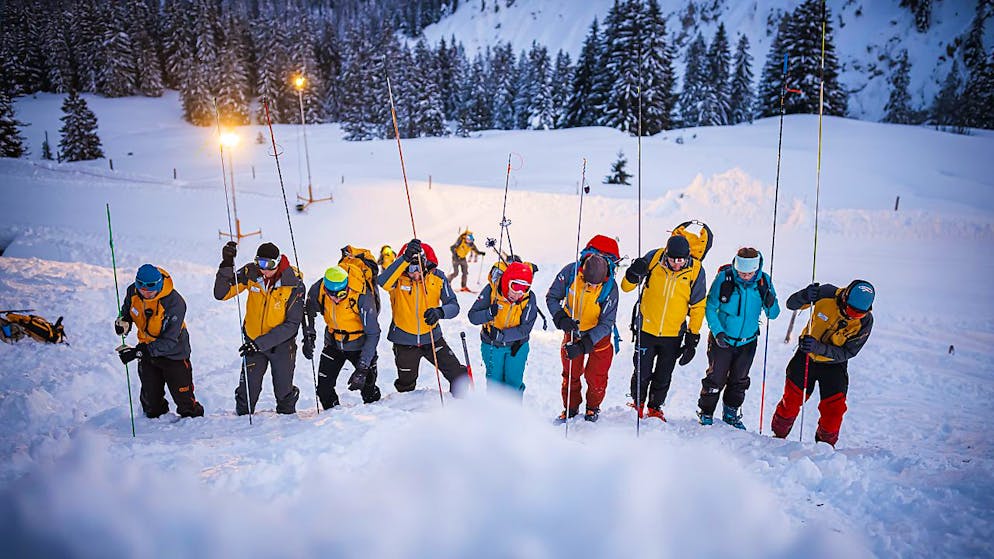 Des membres d'une équipe de sauvetage cherchent des personnes ensevelies lors d'un exercice : 15 personnes ont été tuées dans des avalanches au cours de l'hiver 2022/23, marqué par un manque de neige. (Photo d'archives)