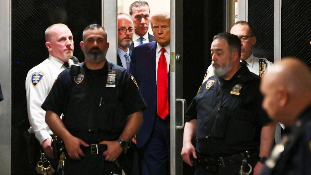 Trump vor Gericht. Die Tür ist unschuldig