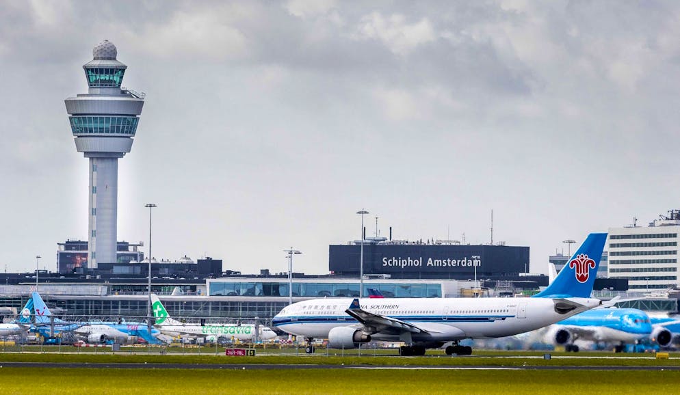 Die geheimen Codes der Flight Attendants. Weltweit werden jährlich etwa 50'000 Leichen per Flugzeug von A nach B gebracht. Einer der grössten Flughäfen für diese Art von aussergewöhnlicher Fracht ist der Flughafen Amsterdam Schiphol mit einer eigenen Leichenhalle. Pro Jahr werden von diesem Flughafen rund 2000 Tote transportiert.