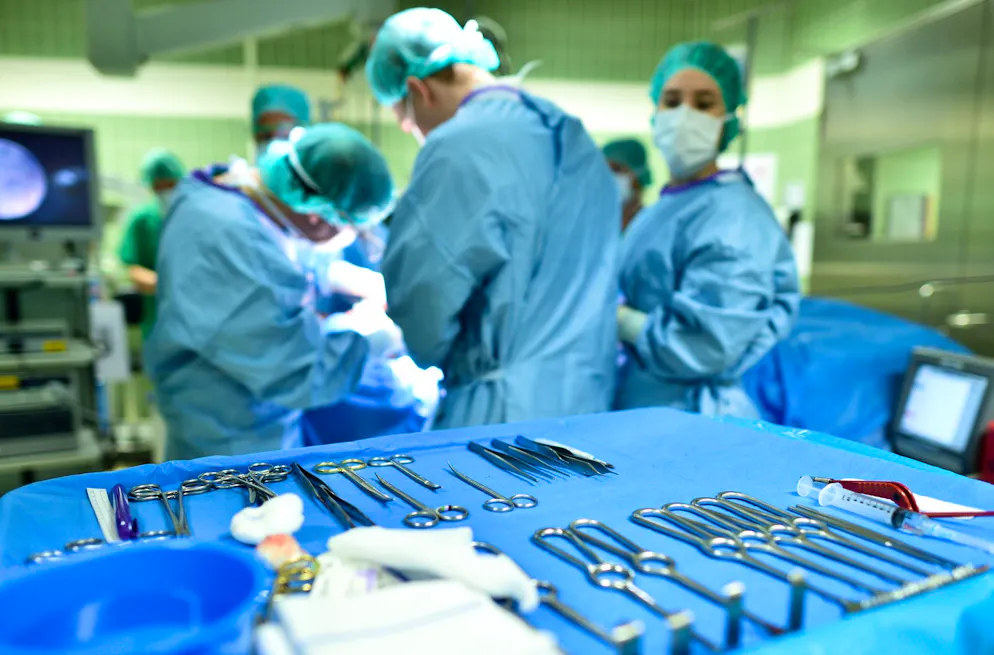 Nach einer Operation verlängert sich das Leiden von Patient*innen immer wieder aufgrund einer Infektion.