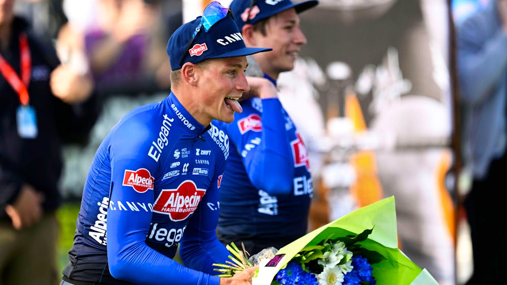 Mathieu van der Poel tout sourire après sa victoire lors de Paris - Roubaix.